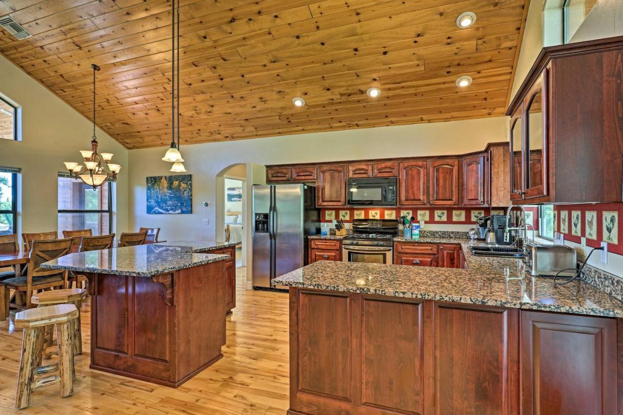 Serene Lakeside Cabin With Decks And Edler Lake Views! Pinetop-Lakeside Luaran gambar